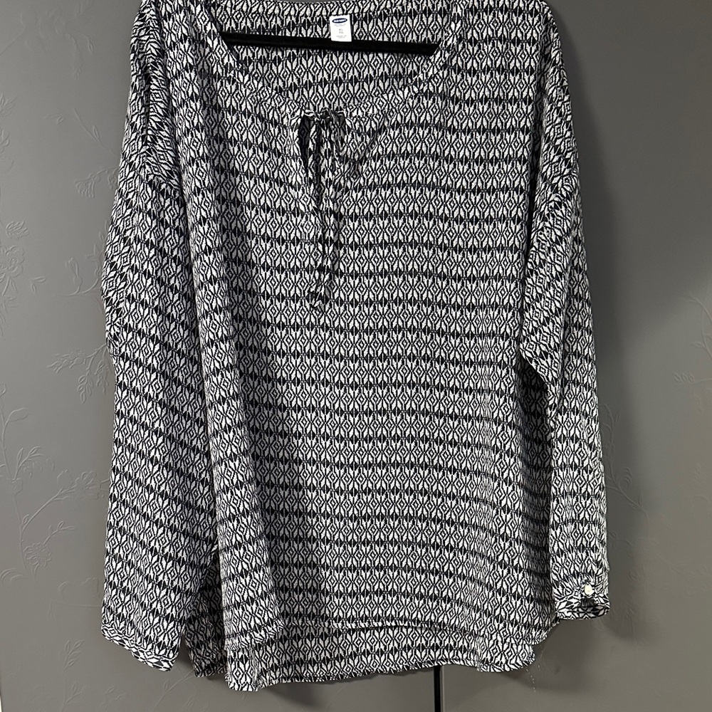 Old Navy Monochrome Geometric Top